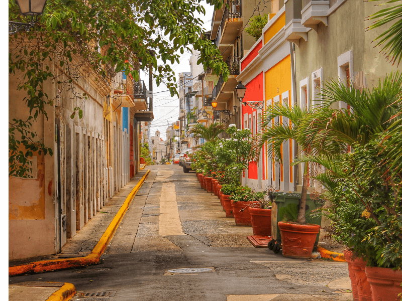 foto-de-una-calle-y-casas-mostrando-calles de puerto plata-inversion-inmobiliaria