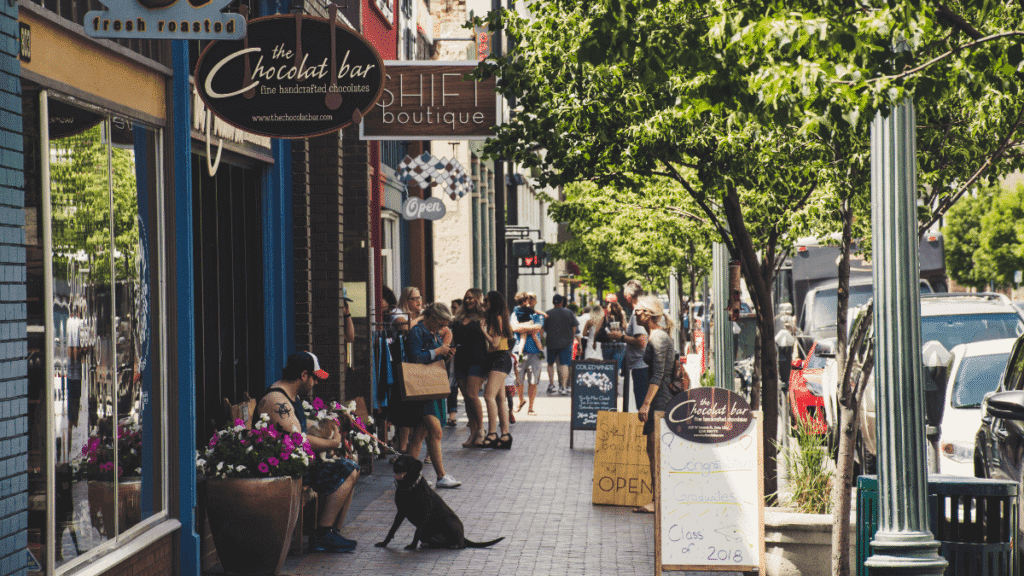 calle-comercial-de-sosua-con-turistas-mostrando-como-invertir-en-bienes-raices-en-republica-dominicana