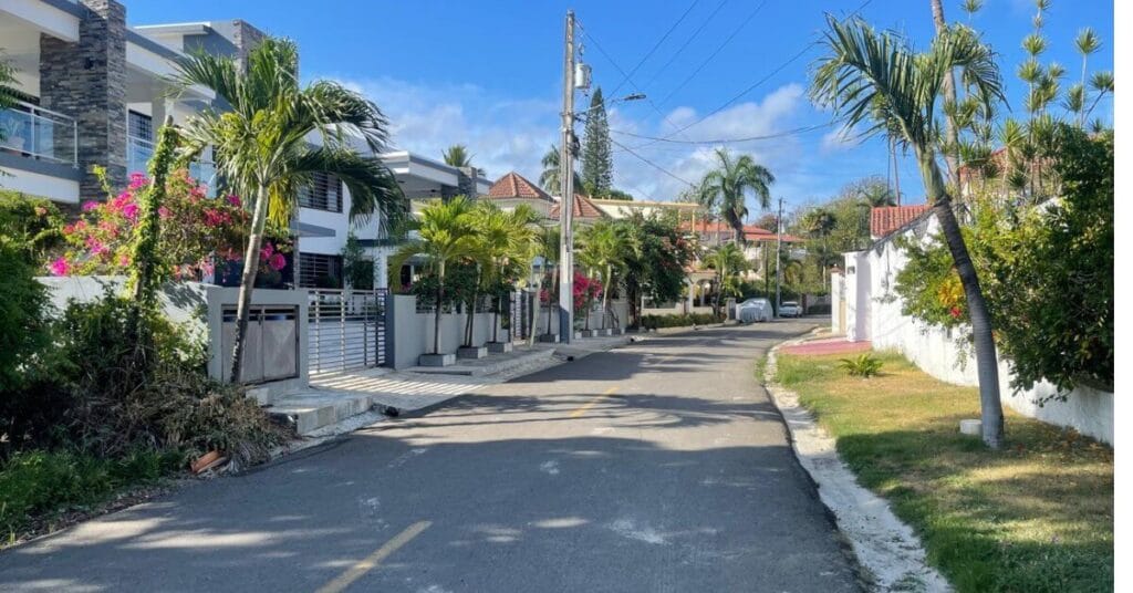 foto-de-las-calle-de-costambar-puerto-plata-mostrando-Zonas-para-Expatriados-en-Puerto- Plata-y-Sosúa-Zonas-para-Expatriados-en-Puerto -Plata-y-Sosúa