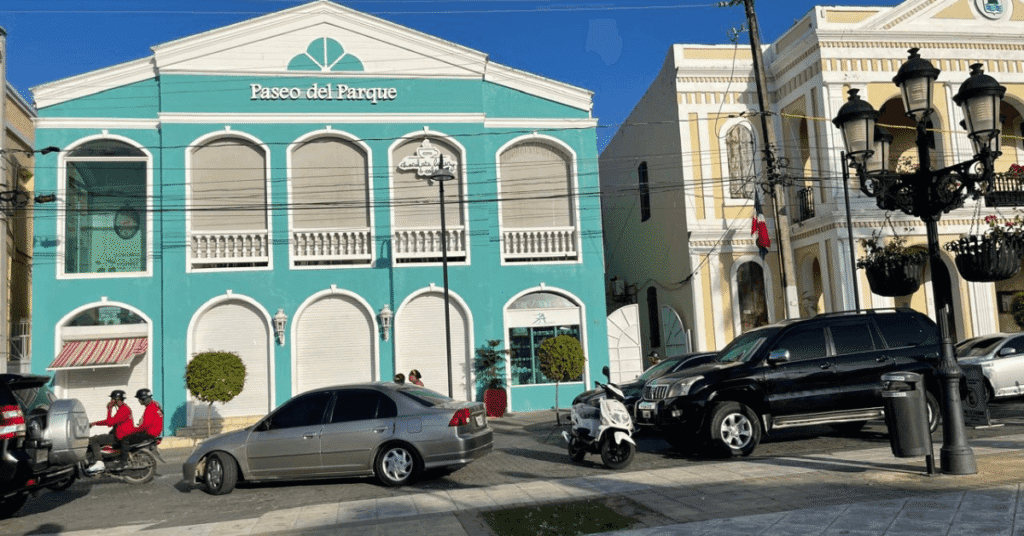 calle-de-la-ciudad-de-puerto-plata-mostrando-es-seguro-vivir-en-republica-dominicana