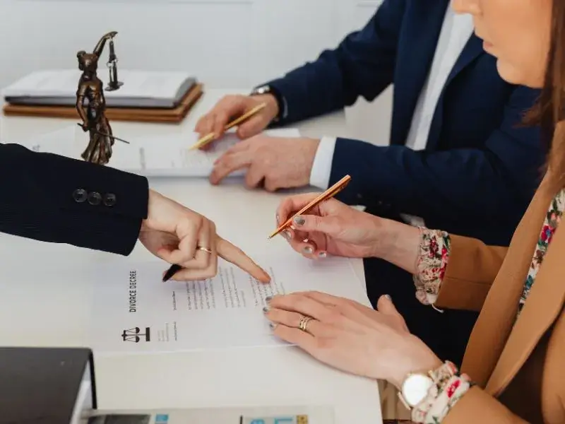 abogado-señalizando-donde-firmar-los-inversionista- para-la-compra-de-un-inmueble-en-otro-país